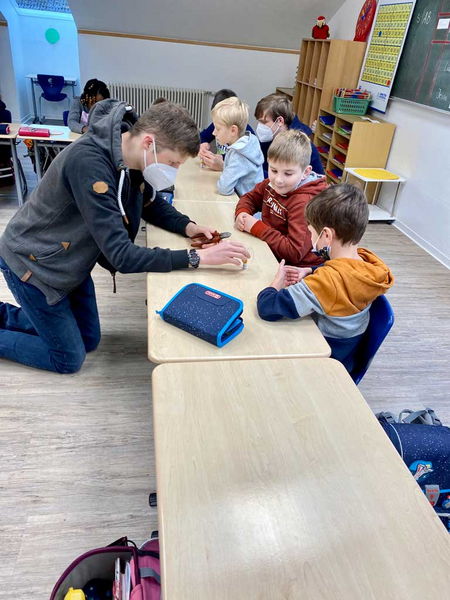 Experimente in Klasse 2a mit Schülern vom VLG Stade