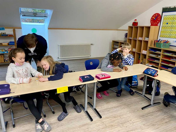 Experimente in Klasse 2a mit Schülern vom VLG Stade